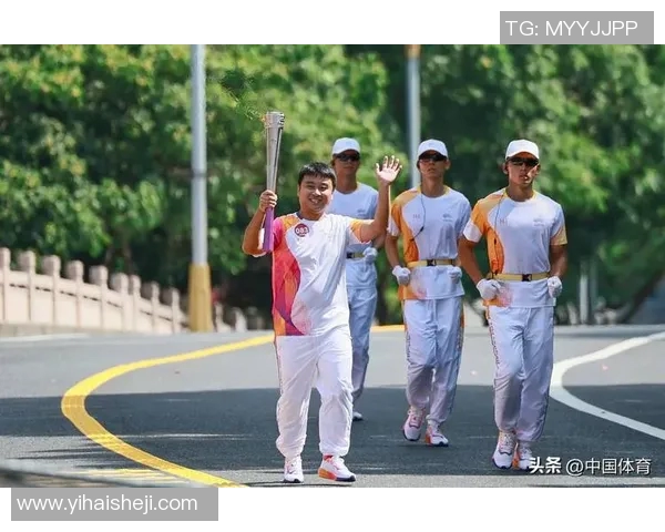 中国运动员担任亚运会首棒火炬手点燃杭州激情开启盛大赛事